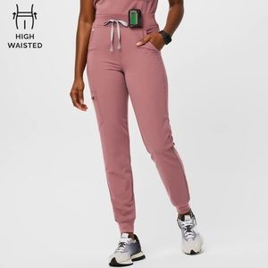 Women’s Figs - High waisted Zamora scrub pants. Size M in mauve NWOT